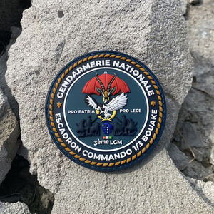 شارة PVC عالية الجودة مخصصة بشعار ثلاثي الأبعاد ناعم وقابل للغسل مع خطاف وحلقة للزي الرسمي والملابس والحقائب - Product Image 3