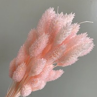 Silvester-Dekoration: Konservierte Penglai-Kiefernblüten und Drachenbartgras in Rosa-Tönen für Hochzeits-Willkommensdisplays