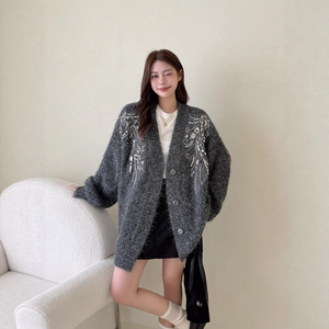 Maglione Autunnale da Donna Nuovo Stile Europeo-Americano con Ricami Pesanti di Paillettes e Perline, Motivo Animale in Stile Coreano, Scollo a V, Lunghezza Media - Product Image 1