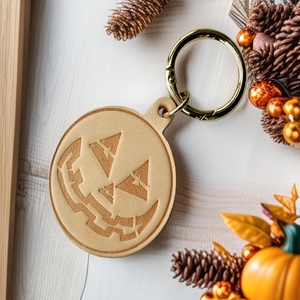 Porte-clés en cuir Citrouille d'Halloween – Pendentif sculpté en cuir de vachette véritable, gravure personnalisée disponible - Product Image 2