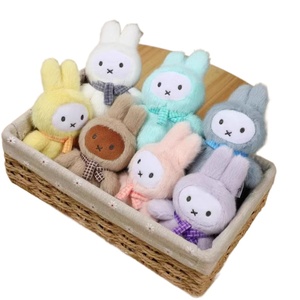 Scatola a Sorpresa in Peluche a Tema Cartoni Animati e <span class=keywords><strong>Film</strong></span> con Confezione Singola - 12+ Ornamenti da Appendere - Product Image 1