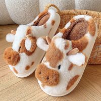 Vente en gros de pantoufles pelucheuses mignonnes pour femme, imprimé animal vache, pantoufles de Noël Kawaii pour la maison et la maison pour femme