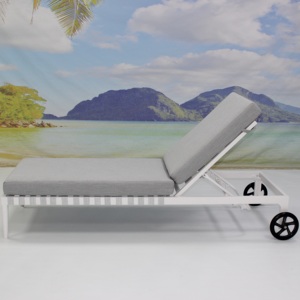 Chaises longues en <span class=keywords><strong>aluminium</strong></span> blanches extérieures de meubles de chaises longues de piscine d'hôtel de station de vacances commerciale avec le coussin - Product Image 2