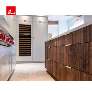 Mobile da <span class=keywords><strong>Cucina</strong></span> Estetico e Raffinato in Noce Scanalato con Vernice Sherwin-Williams Slim Shaker e Isola Rotonda per Casa di Lusso - Product Image 3