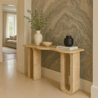 Table console en marbre travertin beige Dream Home avec plateau à bords ondulés, découpe en arche, pied latéral en U, base en U, meuble d'entrée pour hall