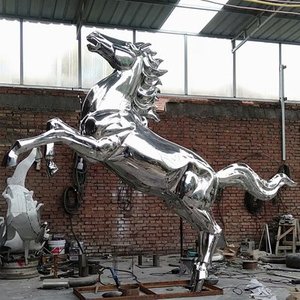 手作りのエレガンス：ユニークな金属の馬の像デザインであなたの