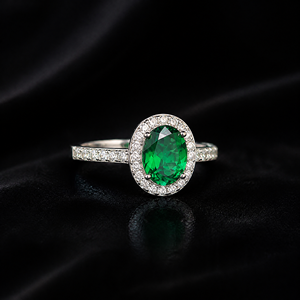 Anel Feminino de Prata Esterlina S925 com Pedra de Alto Carbono, Lapidação Oval Verde Esmeralda, Cravação Halo e Pavé - Product Image 2