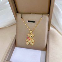 Collier Ours Mignon en Cuivre Plaqué Or 18K Style Tendance avec Pendentif Ours Animal en Zircon Diamant Brillant et Chaîne en Acier Inoxydable Bambou