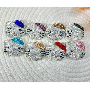 Bracelet populaire en perles acryliques colorées avec breloque chat mignon et strass, compatible avec les coques de téléphone et les porte-clés, idéal pour la création de bijoux. - Product Image 4