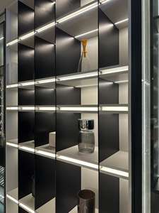 خزانة نبيذ أنيقة مخصصة مع إضاءة LED ذهبية ورفوف زجاجية لأثاث الترفيه المنزلي - Product Image 6