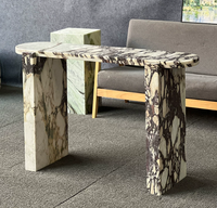 Élégant ensemble de quatre tables basses en marbre turc Calacatta Viola pour salon, bar et extérieur, respectueux de l'environnement
