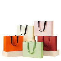 Bolsa de papel logotipo impreso personalizado ropa de lujo bolsas de papel de compras Boutique bolsa de papel de regalo reciclable con cuerda de cinta