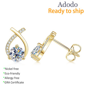 Изысканные серьги-гвоздики из позолоченного золота 14K с муассанитом VVS GRA 1 карат круглой огранки, устойчивые к потускнению - Product Image 1