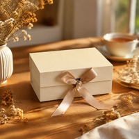 Boîte cadeau rigide magnétique pliable personnalisée en une seule pièce avec ruban pour l'emballage de bougies en relief, vente en gros en stock