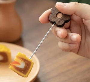 <span class=keywords><strong>Brochette</strong></span> de fruits bonbons de haute qualité outil de piqûre promotionnel de bâton de noyer noir personnalisé avec bouteille en bois de hêtre - Product Image 4