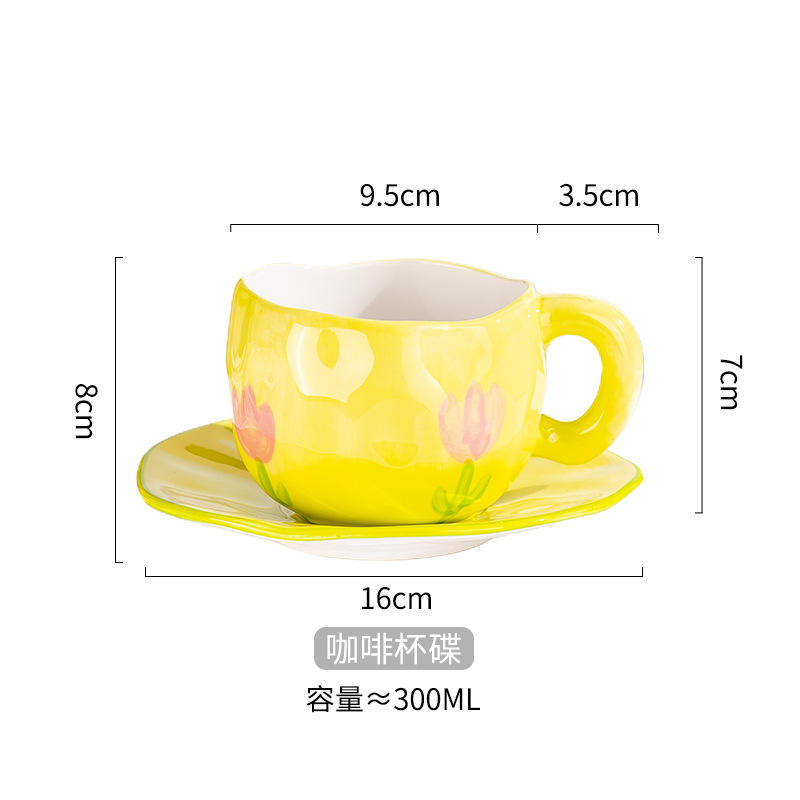 Taza de café y plato moldeados a mano con forma de tulipán amarillo.