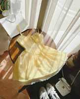 Gaun Mini Tali Spageti Kuning Berbahan Woven dengan Aksen Pita di Dada, Garis Pinggang Natural, Gaya Vietnam, Manis dan Feminin, Desain Cup Depan dengan Ikat Pita, Model A-Line