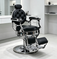 Fauteuil de barbier noir capitonné, base chromée polie, fauteuil de coiffure pivotant inclinable avec repose-pieds.