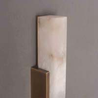 Applique murale linéaire moderne de luxe en faux albâtre, finition laiton brossé, extrémité arrondie, LED E26, lumière blanche chaude douce 2700K, pour salle de bain