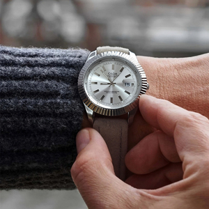 นาฬิกา CILOA ทรงกลมสีเงินสำหรับผู้ชาย ปรับแต่งได้ ของขวัญสุดหรูสำหรับนักธุรกิจ นาฬิกาควอตซ์คุณภาพสูงรุ่นใหม่ กันน้ำ รุ่นสำหรับผู้ชาย - Product Image 5