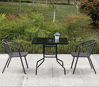 Ensemble table et chaises pliantes modernes en verre pour l'extérieur Mobilier durable en fer et corde pour jardin ou patio pour hôtels et appartements