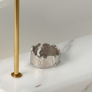 El nuevo anillo de crepé quemado de <span class=keywords><strong>plata</strong></span> esterlina S925 presenta una elegante apertura de anillo irregular - Product Image 4