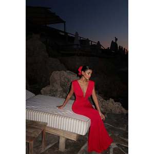 Robe de soirée rouge style simple, coupe trapèze, longueur genou, avec détails roses, taille empire au crochet, ornée de strass et de plumes - Product Image 5