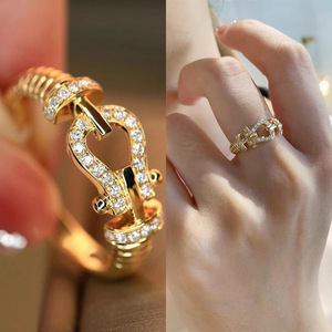Anello Horsebit da Donna, Tono Oro con Zirconi, Gioiello Minimalista Chic di Lusso, Anello per Uso Quotidiano - Product Image 1