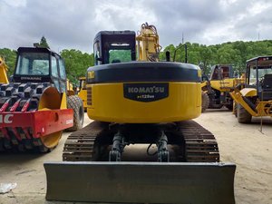 Excavatrice sur chenilles Komatsu PC128us jaune, hydraulique, d'occasion, taille moyenne, faible nombre d'heures de fonctionnement - Product Image 3