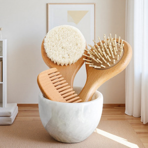 Ensemble <span class=keywords><strong>de</strong></span> brosses à cheveux pour bébé en bois avec poils <span class=keywords><strong>de</strong></span> chèvre naturels extra-doux, manche en bois <span class=keywords><strong>de</strong></span> hêtre, massage doux du cuir chevelu et <span class=keywords><strong>peigne</strong></span> anti-croûtes <span class=keywords><strong>de</strong></span> <span class=keywords><strong>lait</strong></span> - Product Image 3