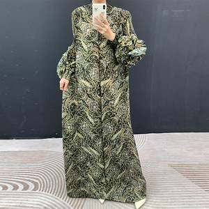 ชุดเดรสยาวทรงหลวมไซส์ใหญ่สำหรับผู้หญิง แบรนด์ Miyake ลายจีบดอกไม้ แขนยาว รุ่นใหม่ประจำฤดูใบไม้ร่วงปี 2026 สำหรับส่งออกต่างประเทศ - Product Image 4