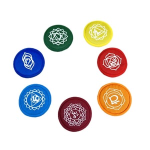 Bols chantants tibétains faits main sur mesure, 8 cm, sept <span class=keywords><strong>chakras</strong></span>, colorés, pour le <span class=keywords><strong>nettoyage</strong></span> <span class=keywords><strong>des</strong></span> oreilles, le yoga et la <span class=keywords><strong>méditation</strong></span> – Prix usine - Product Image 2