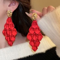 Anting-anting pesta wanita berlapis emas, desain bunga warna-warni, model jatuh, dengan detail kelopak akrilik yang besar dan rumbai panjang, tersedia dalam 15 warna.