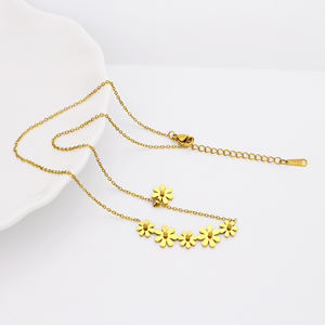 फैशन गहने वाटरप्रूफ 18k सोने की प्लेटेड स्टेनलेस स्टील डेज़ी फूलों की पेलेंट हार महिलाओं के गहने को ऑक्सीकरण नहीं कर सकता है। - Product Image 4