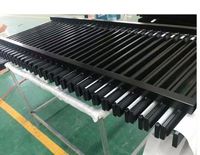 Panneaux de clôture verticaux en aluminium robustes avec surface thermolaquée pour projets de sécurité commerciale