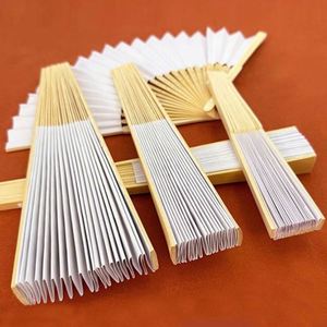 พัดลมพกพาทำจากไม้ไผ่เป็นมิตรกับสิ่งแวดล้อมพัดลมแกะสลักและทาสีแบบศิลปะพื้นบ้านพัดลมพับได้สำหรับเป็นของขวัญทางธุรกิจปาร์ตี้รักดอกไม้สไตล์ - Product Image 4