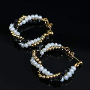 Pendientes de Aro Hechos a Mano, Importados de EE. UU., Chapados en Oro de 14K, con Perla Natural de Agua Dulce y Espinela Negra Facetada - Product Image 3