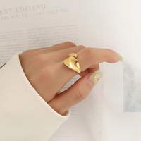 Einfach geformt Hochwertiger 18 Karat vergoldeter einfacher Edelstahl ring im französischen Stil für trend igen Unisex-Schmuck