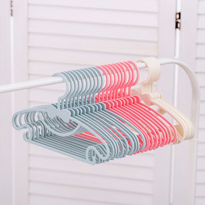 Cintre en plastique antidérapant de petite taille pour enfants, support multifonctionnel pour vêtements de bébé et articles ménagers - Product Image 1