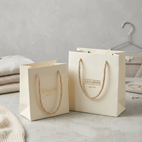 Sacs en papier cadeau blancs sur mesure avec poignée, sacs de shopping imprimés de luxe pour les boutiques de mode, emballages de vente au détail