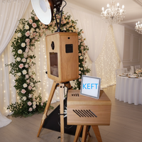 Photomaton rétro en bois abordable pour selfies et appareils photo reflex. Comprend un support d'imprimante et un écran tactile de 18,5 pouces.