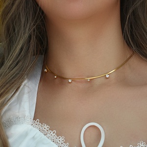Collier ras du cou en acier inoxydable plaqué or 18 carats avec chaîne serpent et pendentif zircon rond, idéal pour le dropshipping - Product Image 1
