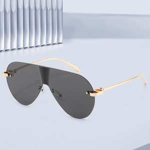 Occhiali da Sole Oversize Senza Montatura con Protezione per gli Occhi, Montatura in Metallo Dorato, Occhiali Futuristici Monoblocco per Donne - Product Image 1