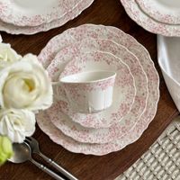 Ensemble de tasses et d'assiettes en céramique à motifs floraux roses de style baroque européen avec un design en dentelle en relief, ensemble d'assiettes à dîner vintage pour mariage