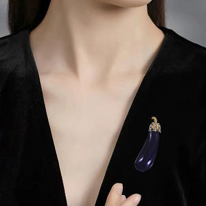 Broches de luxe pour femmes Weiman en forme d'aubergine violette, ornées de strass et de cristaux, plaquées or, personnalisables, par des designers - Product Image 2