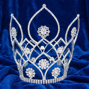 Tiara de Reina de Concurso con Corona Geométrica de Siete Puntos en Forma de V, Diseño Calado Redondo y Triangular, con Pedrería y Base Cuadrada de Tres Filas - Product Image 4