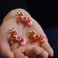 Broche Épingle Émail Cheval en Argent 925 Certifié avec Perles de Corail Rouge Naturel Précieux pour Femme et Homme, Bijou Porte-Bonheur