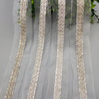 Vente en gros de strass brodés de perles noires et blanches de luxe personnalisés garniture de ruban de dentelle tressée pour robe de mariée