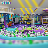 Équipement personnalisé pour centre de divertissement familial commercial avec aire de jeux intérieure, trampoline, parcours de cordes, piscine à balles et jeux d'arcade
