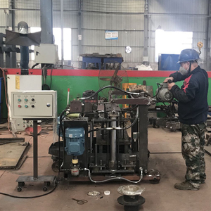 ماكينة صينية صغيرة لمصنع أسمنت الرماد المتطاير الهيدروليكية 6 بوصة، آلة صناعة لعبوات الرصف المجوفة، ماكينة وضع بالضغط من المصنع - Product Image 3